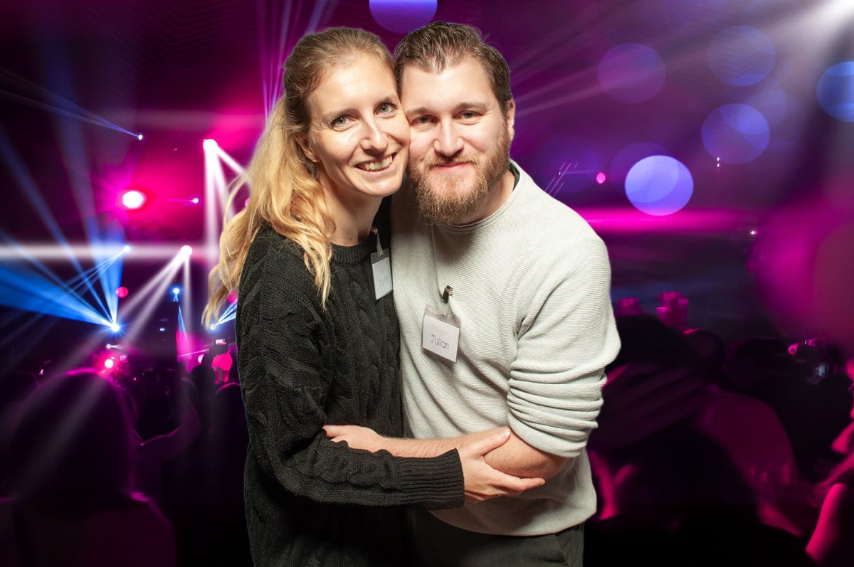 Dasselbe Foto, nur die Kulisse gegen eine Partynacht getauscht
